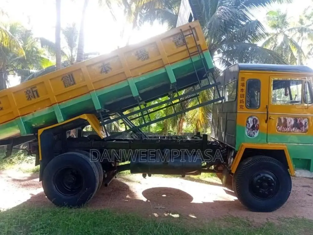 Ashok-Leyland Tipper 2006 Lorry (Used)