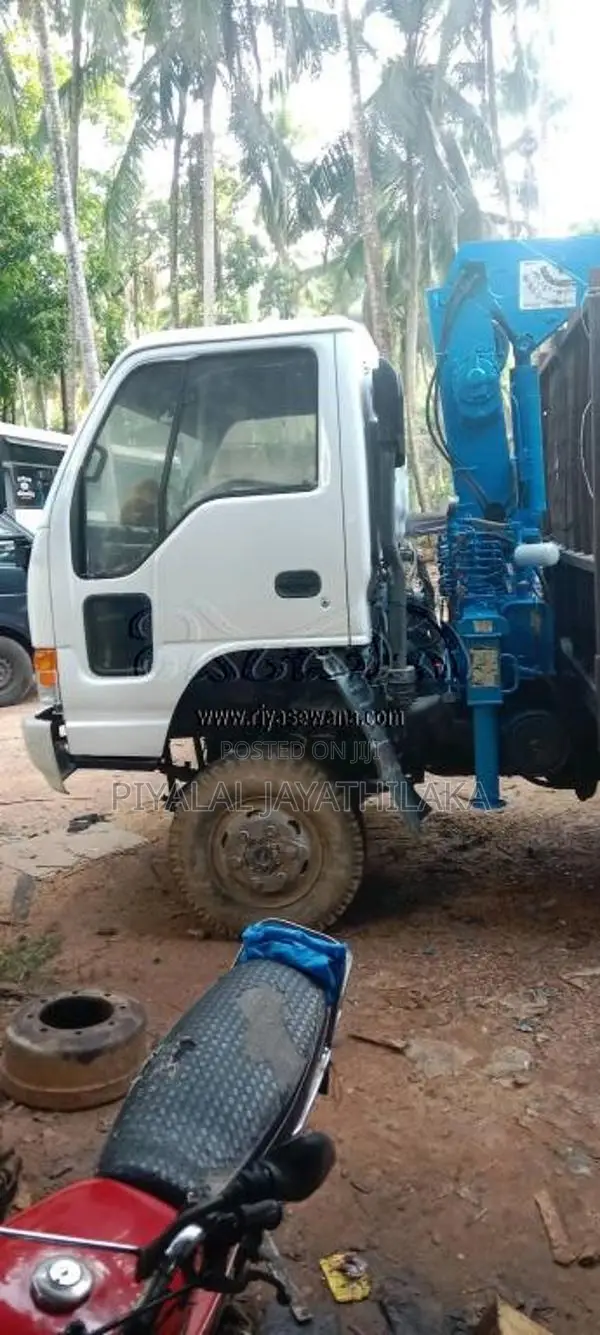 Isuzu Boom Truck 2000 Lorry (Used)