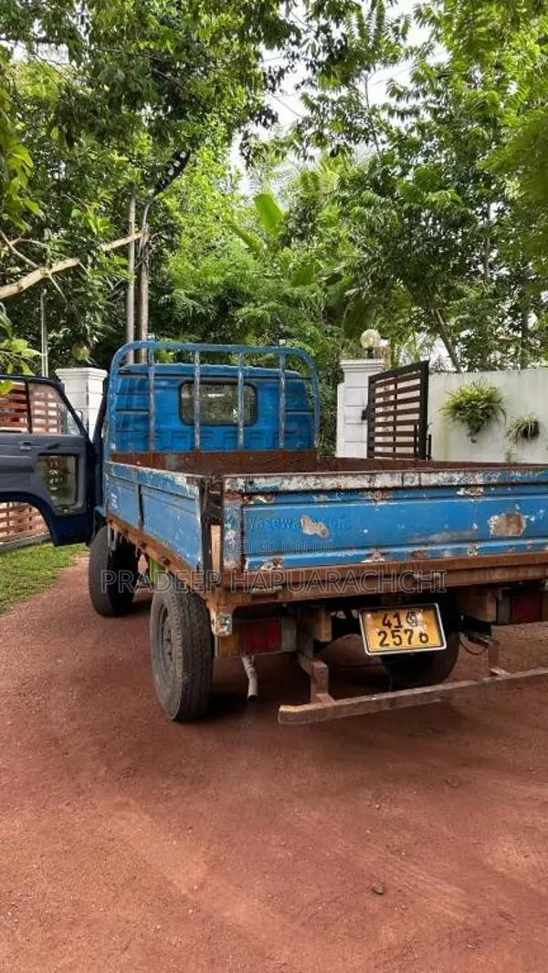 Isuzu ELF 1982 Lorry (Used)