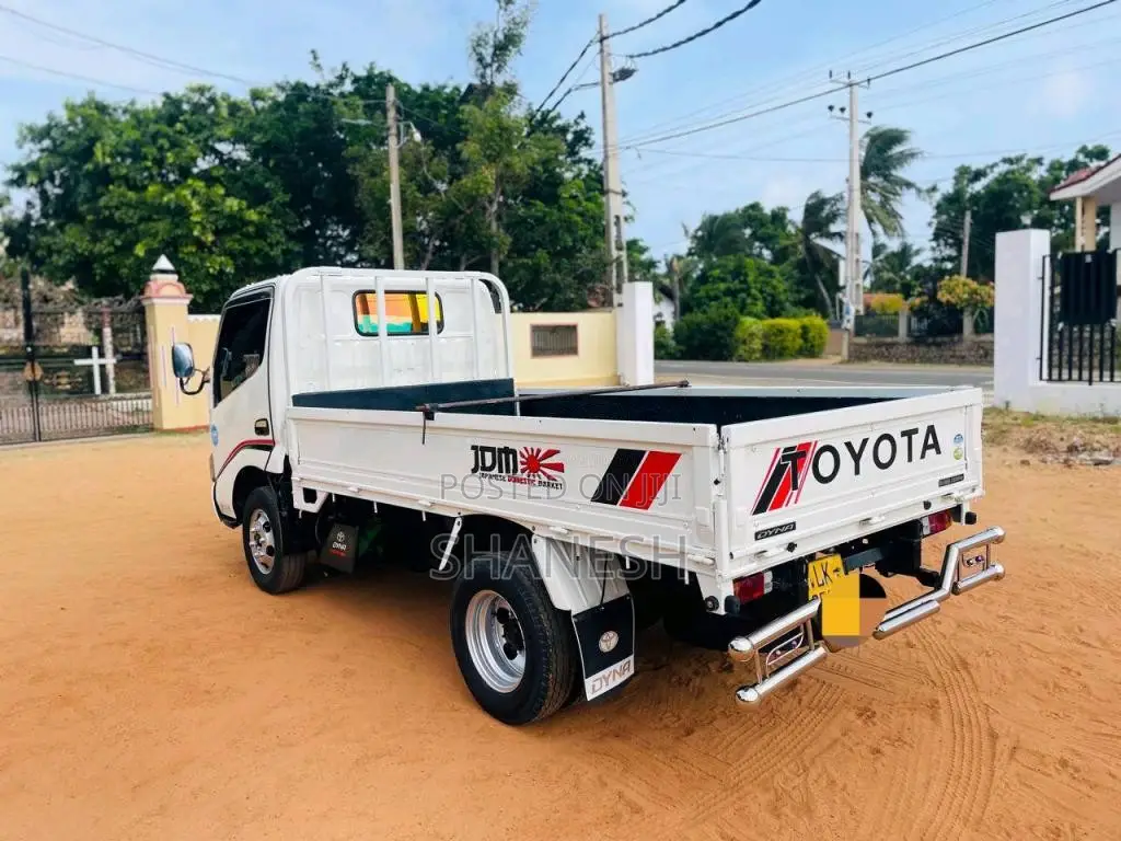 Toyota Dyna 2010 Lorry (Used)