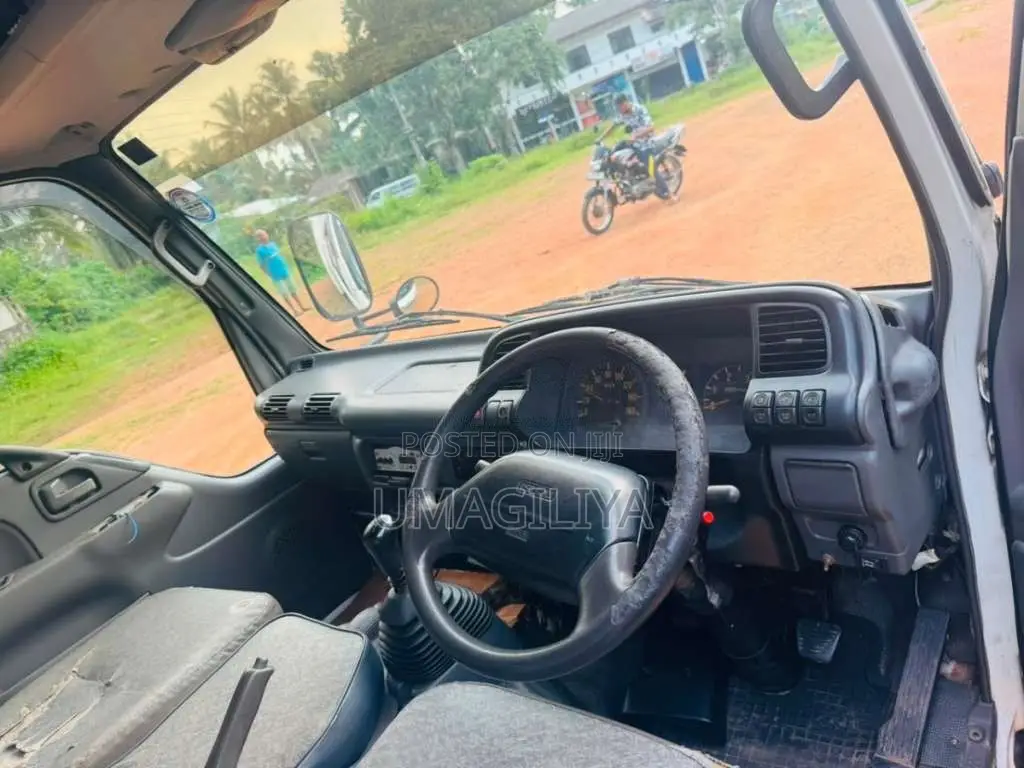 Isuzu NKR 14.5 Feet 2002 Lorry (Used)