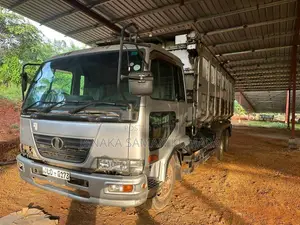 Nissan Dump Truck 2007 Lorry (Used)