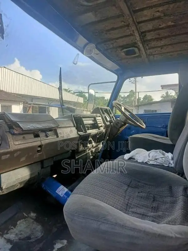 Isuzu Forward 1982 Lorry (Used)