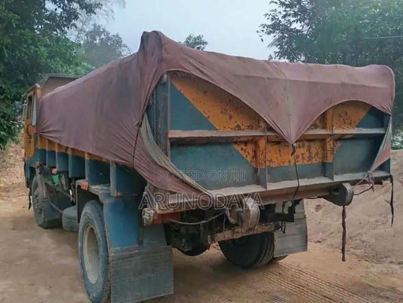 Ashok-Leyland Tipper 2011 Lorry (Used)