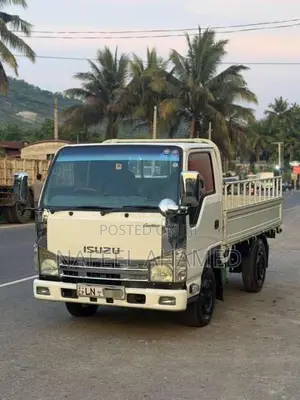 Isuzu ELF 2012 Lorry (Used)
