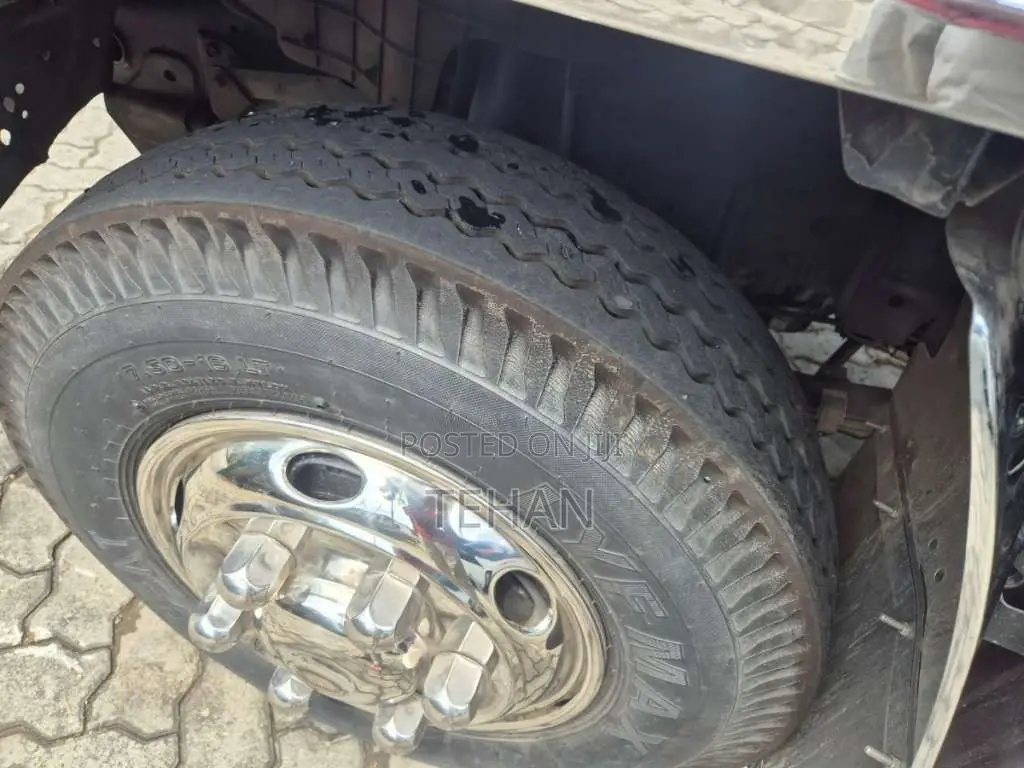 Isuzu NPR Carrier 1999 Lorry (Used)
