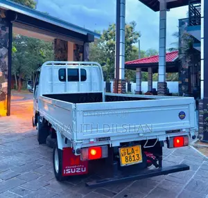 Isuzu ELF 2001 Lorry (Used)