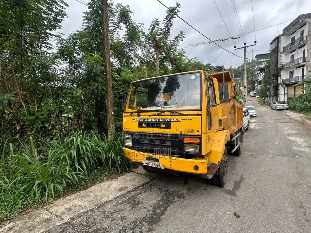 Ashok-Leyland Tipper 2013 Lorry (Used)