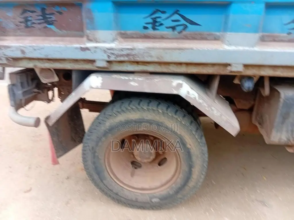 Isuzu NKR 1996 Lorry (Used)