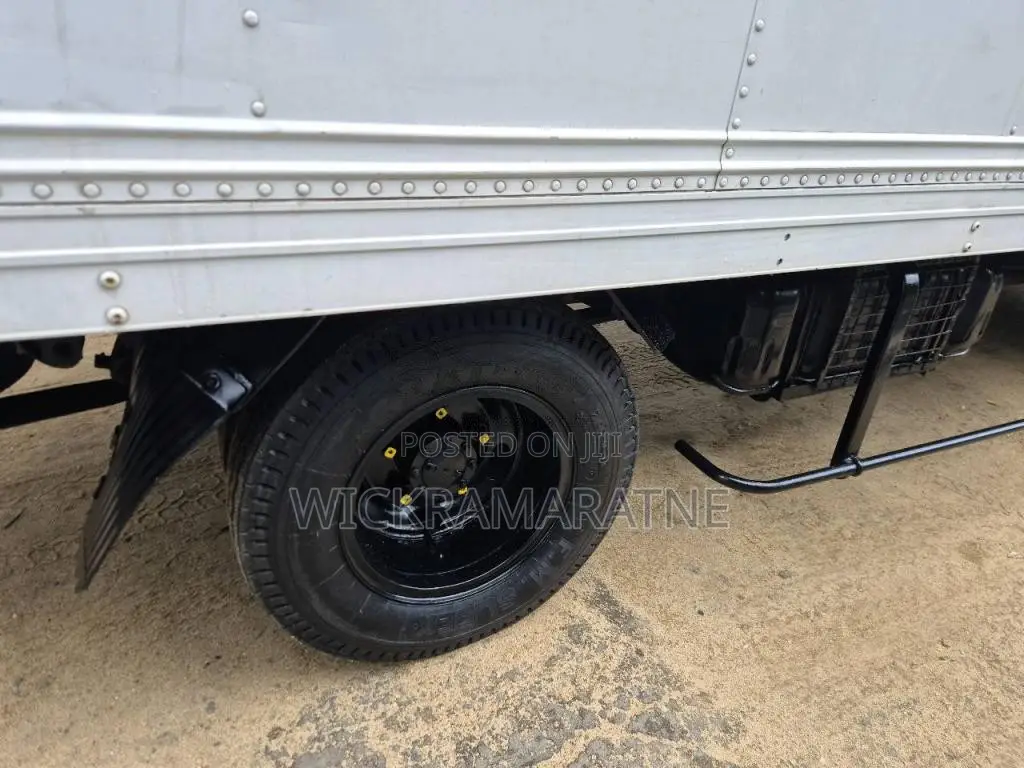 Isuzu NKR71L 2000 Lorry (Used)