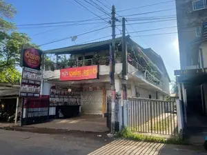 දෙමහල් නිවස සමඟ සුපිරි වෙලද සංකීර්ණයක් විකිණීමට මොරටුව