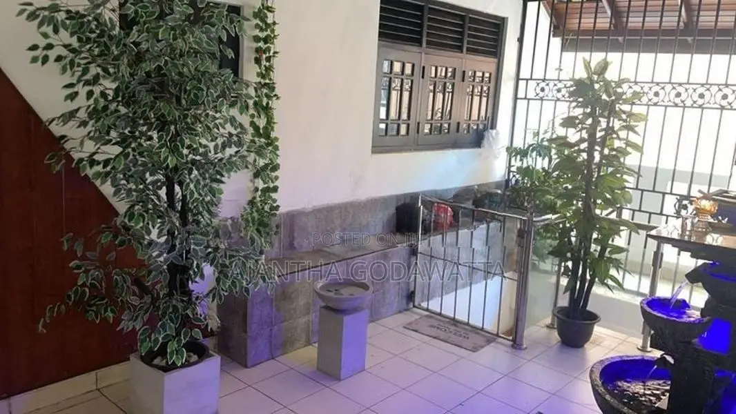 දෙමහල් නිවස සමඟ සුපිරි වෙලද සංකීර්ණයක් විකිණීමට මොරටුව