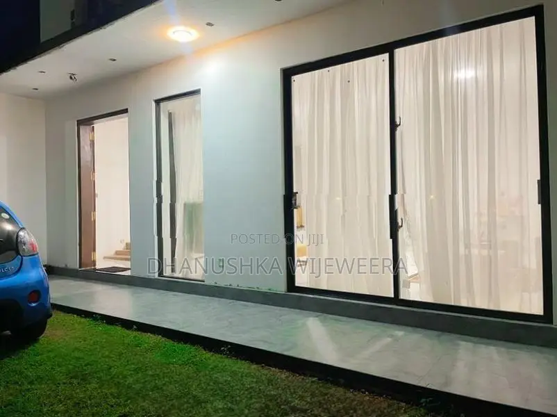 2 Story Modern Box Type House with Rooftop Weliweriya