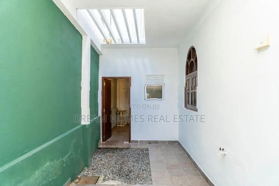 Large House for Sale – Navinna