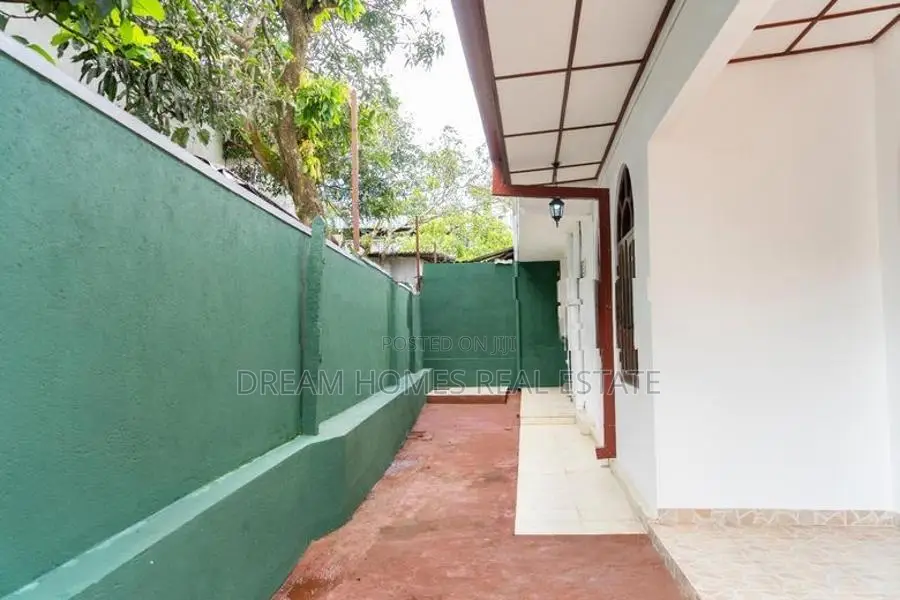 Large House for Sale – Navinna