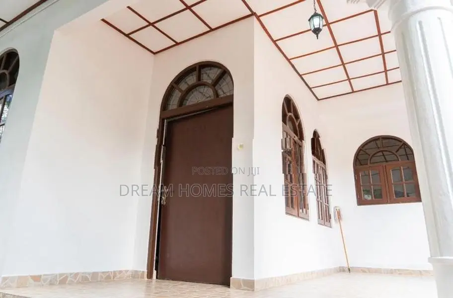 Large House for Sale – Navinna
