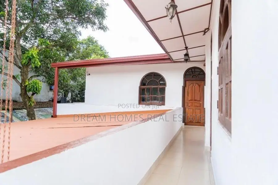 Large House for Sale – Navinna