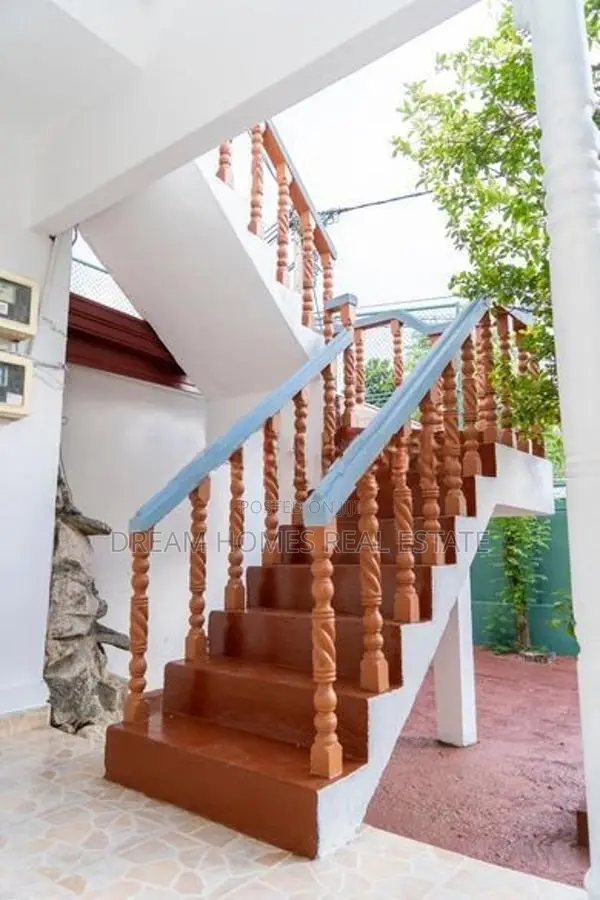 Large House for Sale – Navinna