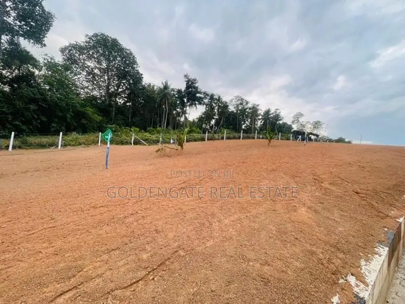 Lyceum පාසලට ආසන්නයෙන් බිම්කොටස් Kalagedihena