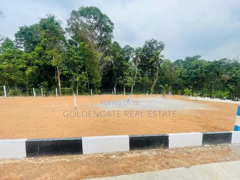 Lyceum පාසලට ආසන්නයෙන් බිම්කොටස් Kalagedihena
