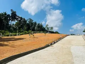 Lyceum පාසලට ආසන්නයෙන් බිම්කොටස් Kalagedihena