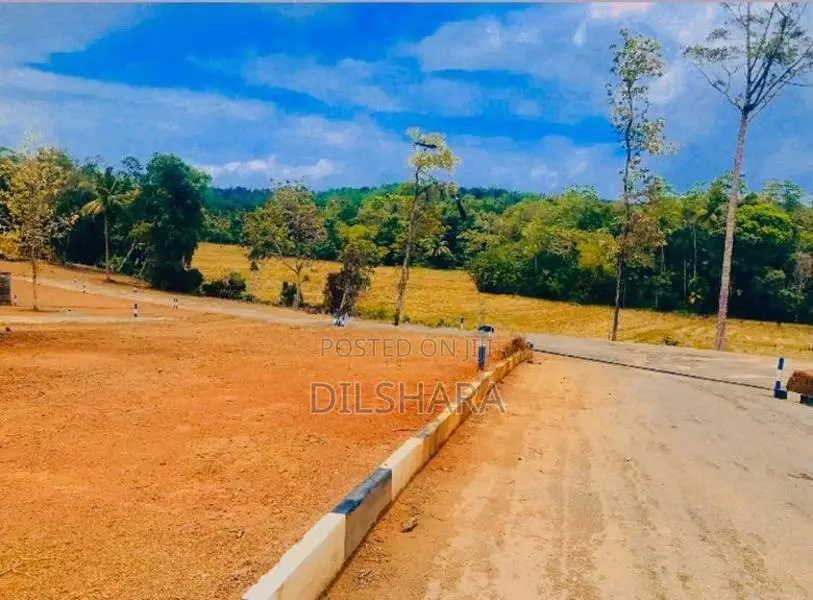 කැකනදුර නගරයෙන් හොද බිම් කොටස්