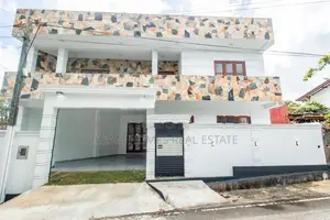 3-Storey Family Home – Modern Living with Rooftop Terrace Kesbewa