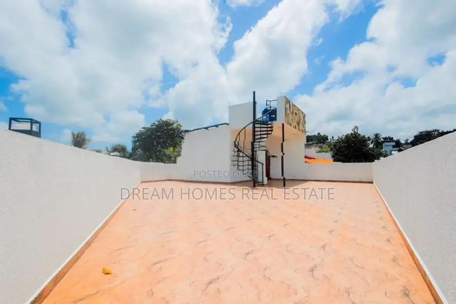 3-Storey Family Home – Modern Living with Rooftop Terrace Kesbewa