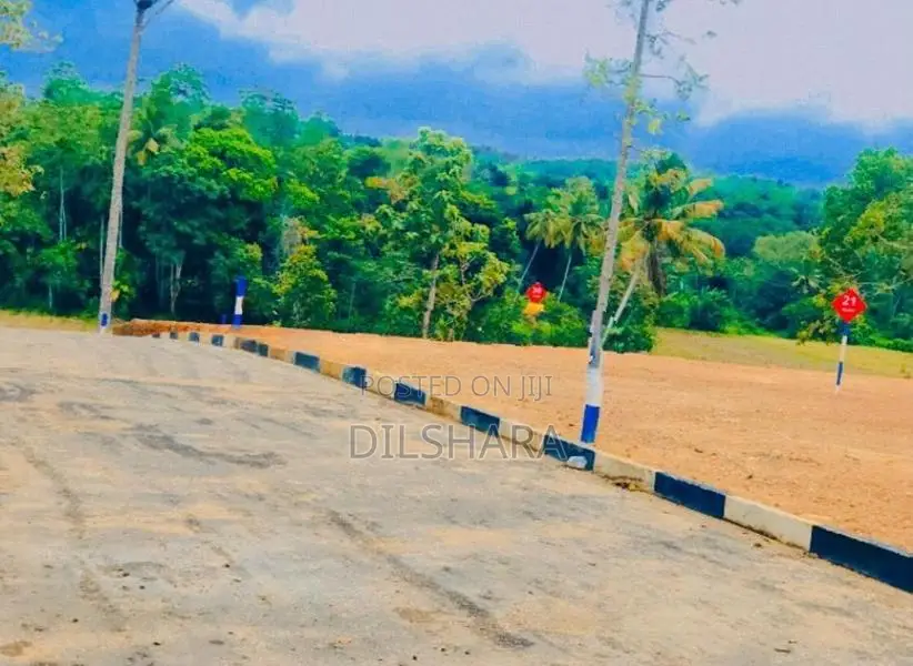 කැකනදුර නගරයෙන් හොද බිම් කොටස්