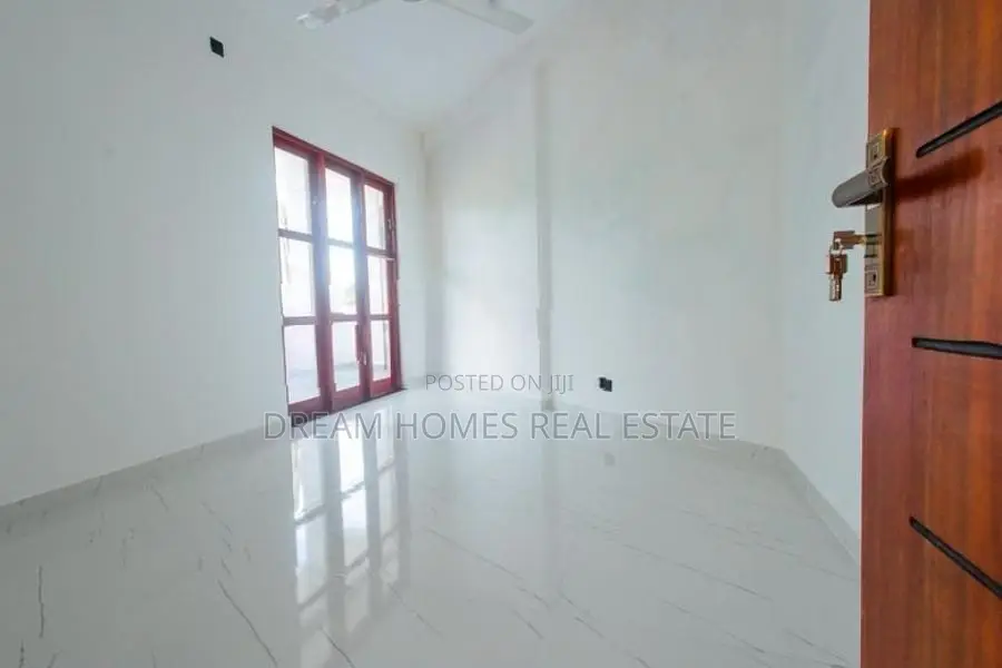 3-Storey Family Home – Modern Living with Rooftop Terrace Kesbewa