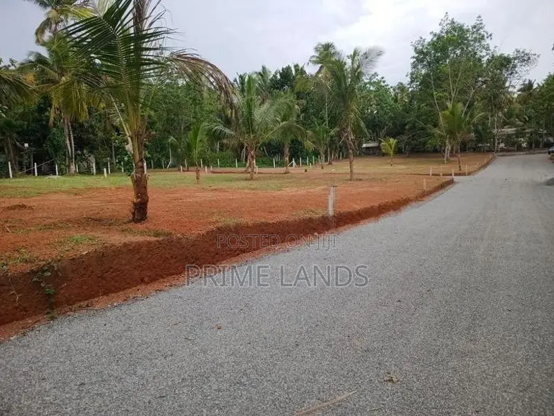 Land in Divulapitiya
