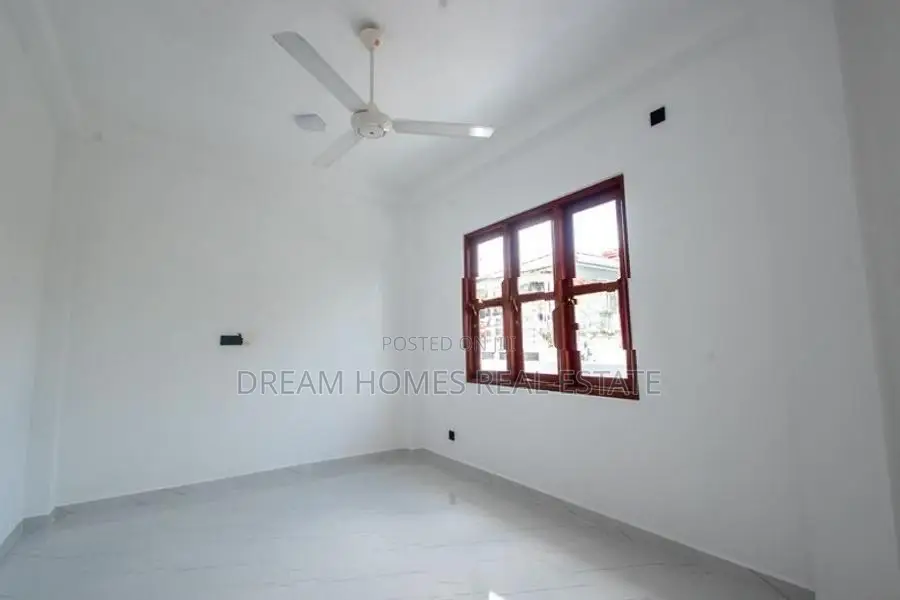 3-Storey Family Home – Modern Living with Rooftop Terrace Kesbewa
