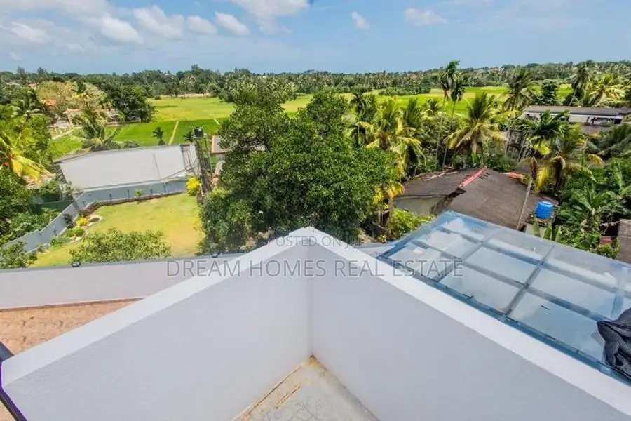 3-Storey Family Home – Modern Living with Rooftop Terrace Kesbewa