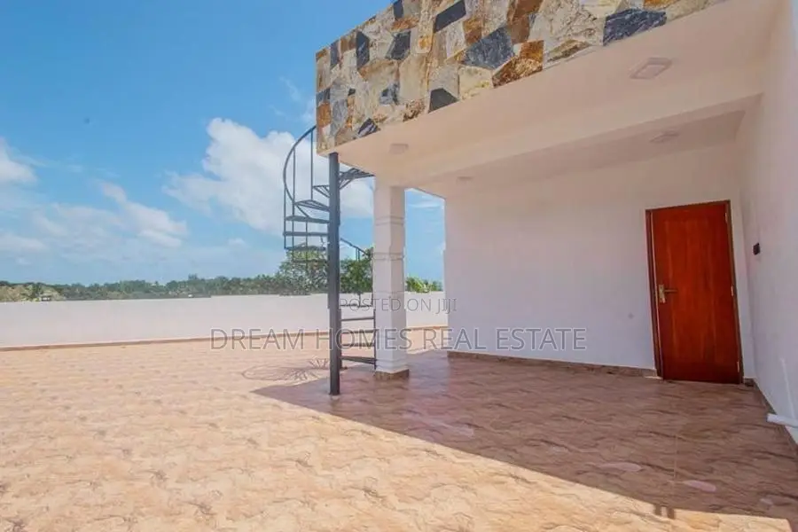 3-Storey Family Home – Modern Living with Rooftop Terrace Kesbewa