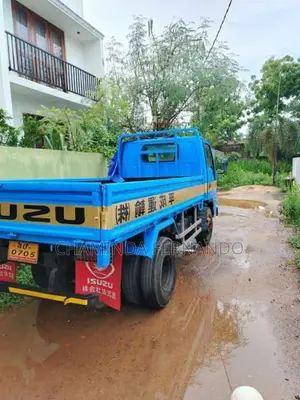 Isuzu ELF 1970 Lorry (Used)
