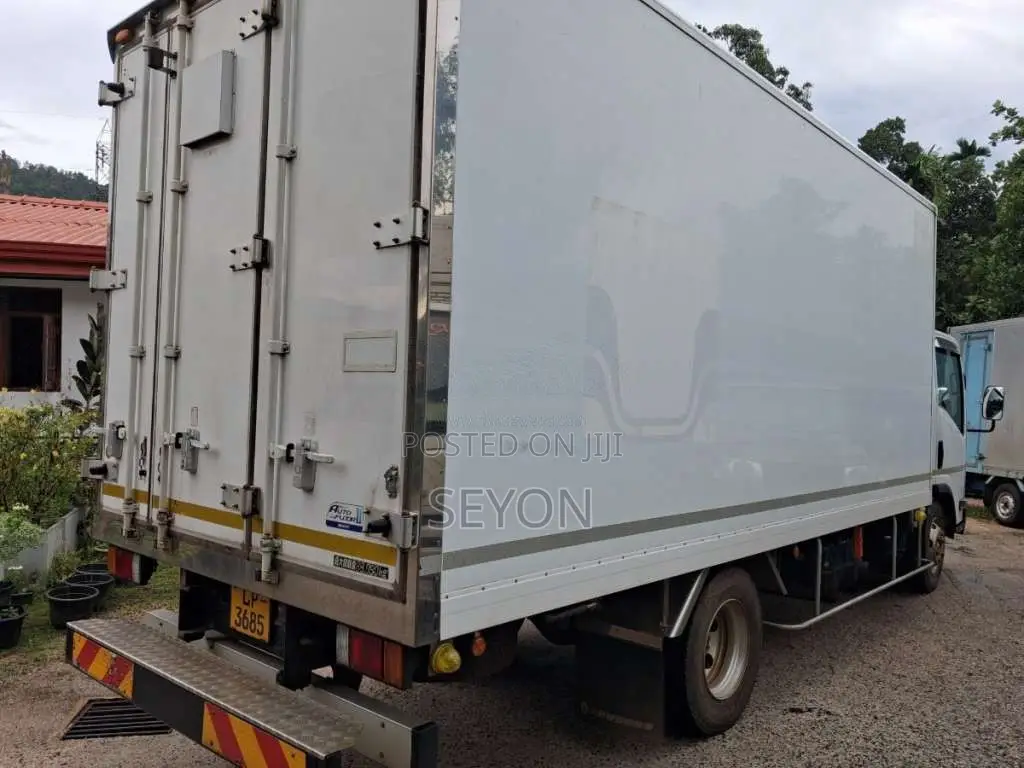 Isuzu Full Body 2016 Lorry (Used)