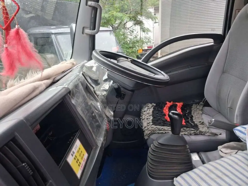 Isuzu Full Body 2016 Lorry (Used)