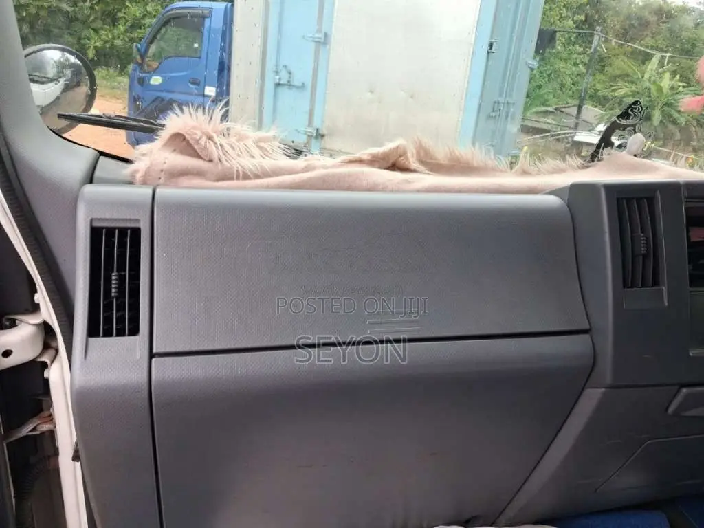 Isuzu Full Body 2016 Lorry (Used)
