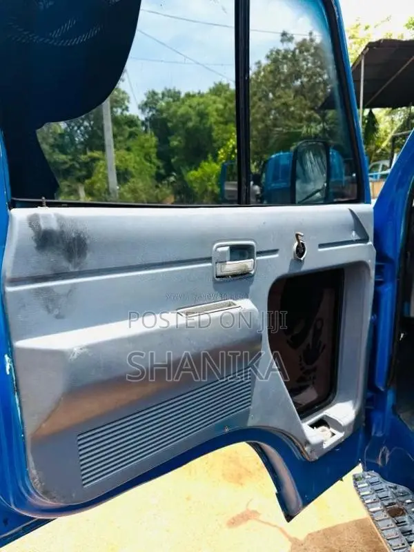 Isuzu ELF 350 NKR Wide 1981 Lorry (Used)
