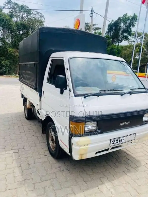 Nissan Mazda 2002 Lorry (Used)