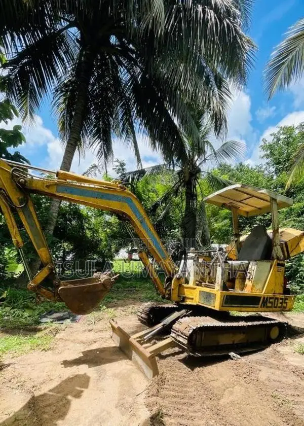 Mitsubishi M035 Excavator 2015 Heavy-Duty (Used)