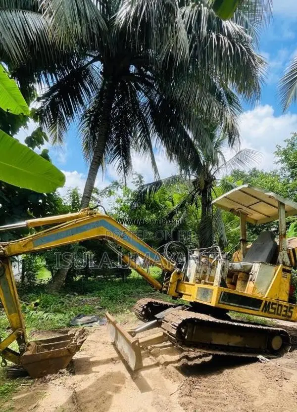 Mitsubishi M035 Excavator 2015 Heavy-Duty (Used)