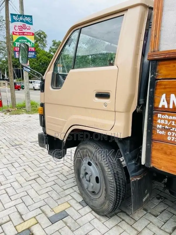 Toyota Dyna 300 1987 Lorry (Used)