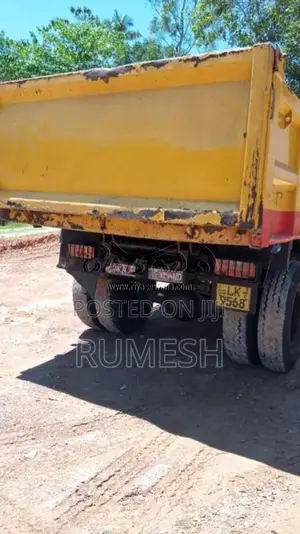 Ashok-Leyland Tipper 2010 Lorry (Used)