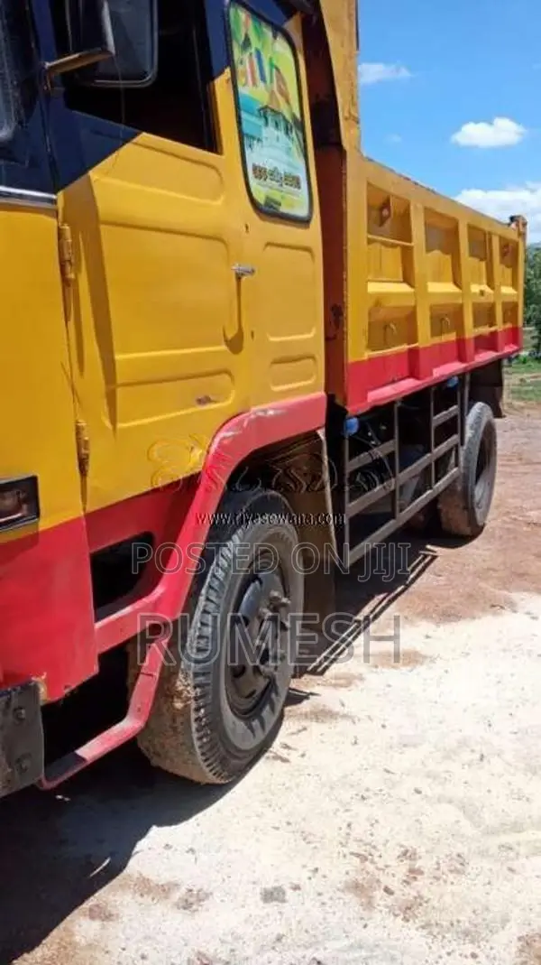 Ashok-Leyland Tipper 2010 Lorry (Used)