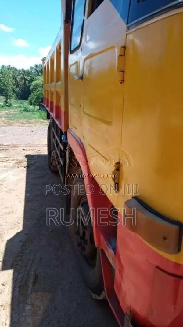 Ashok-Leyland Tipper 2010 Lorry (Used)