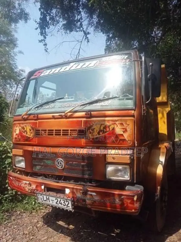 Ashok-Leyland Tipper 2010 Lorry (Used)