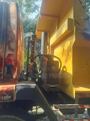 Ashok-Leyland Tipper 2010 Lorry (Used)