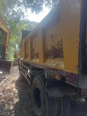 Ashok-Leyland Tipper 2010 Lorry (Used)