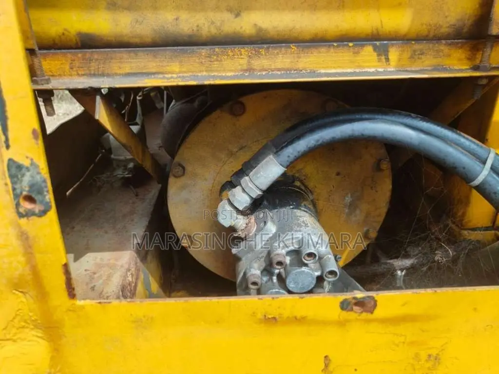 Mitsubishi 30 Excavator 1992 Heavy-Duty (Used)